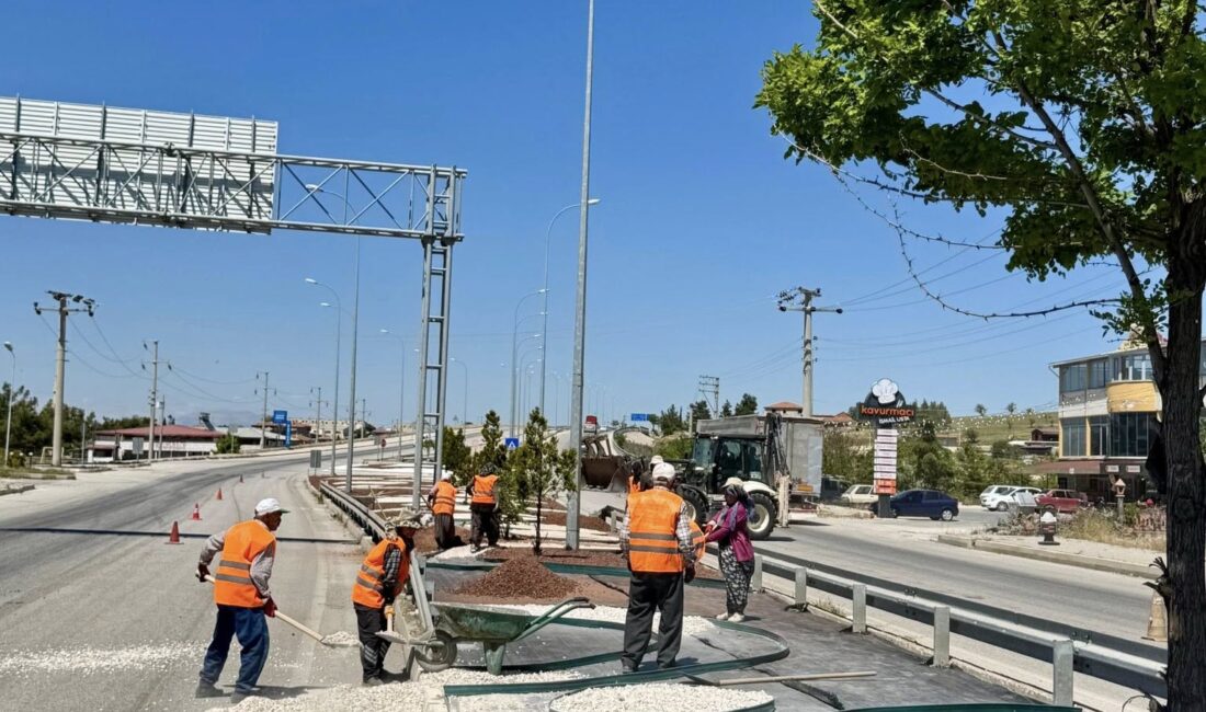 Dazkırı’da ilçe girişini kapsayan karayolu peyzaj düzenlemesi tüm hızıyla devam