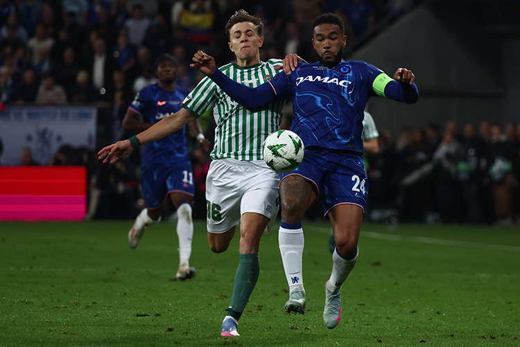 UEFA Konferans Ligi finalinde Real Betis'i 4-1 yenen Chelsea, şampiyon