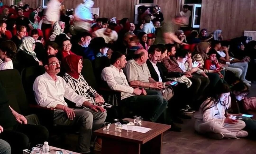 Bolvadin’in kültürel zenginliğine yakışır bir atmosferde düzenlenen HOYEK Halk Oyunları