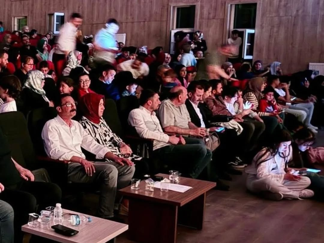 Bolvadin’in kültürel zenginliğine yakışır bir atmosferde düzenlenen HOYEK Halk Oyunları