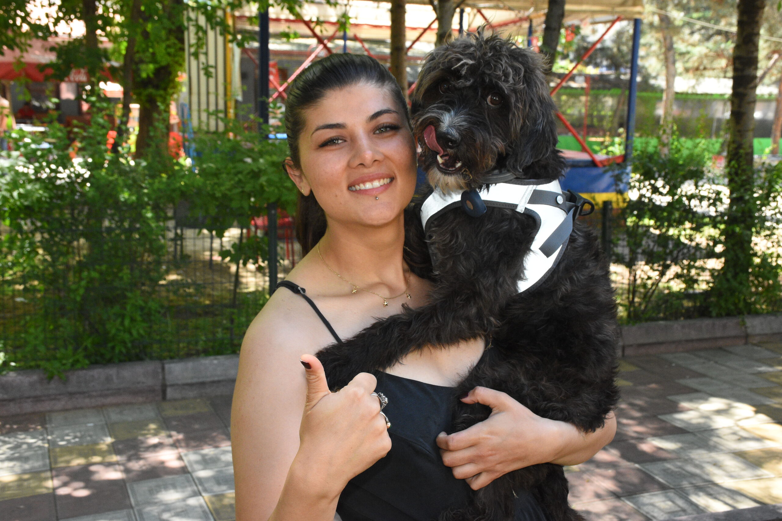 Afyonkarahisar'da enduro sporcusu Özge Özbek, ormanlık alanda bularak sahiplendiği köpeği
