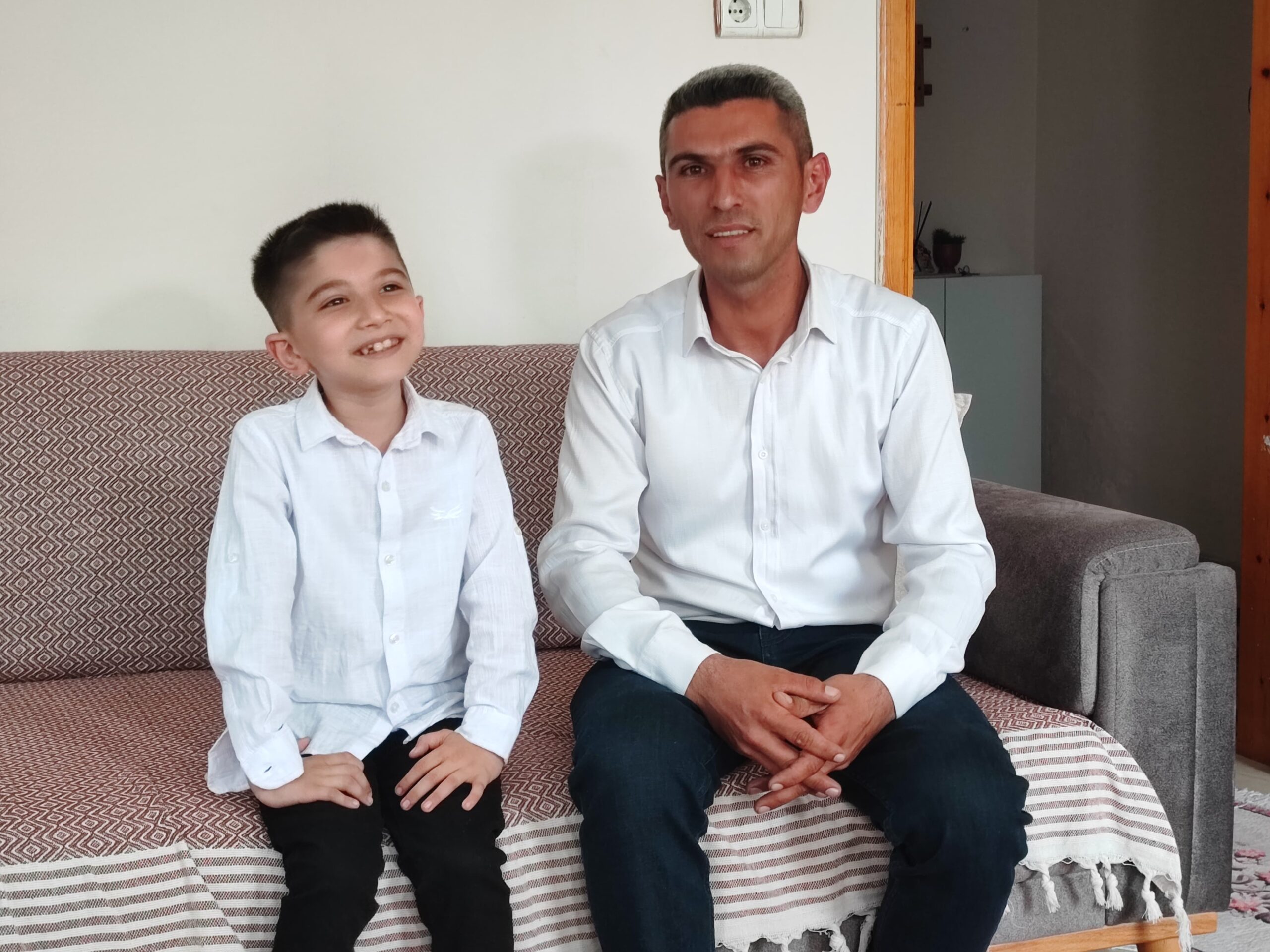 8 Yaşındaki Hacı Berke, 23 Nisan’da Emrah Şarkısıyla Gönülleri Fethetti