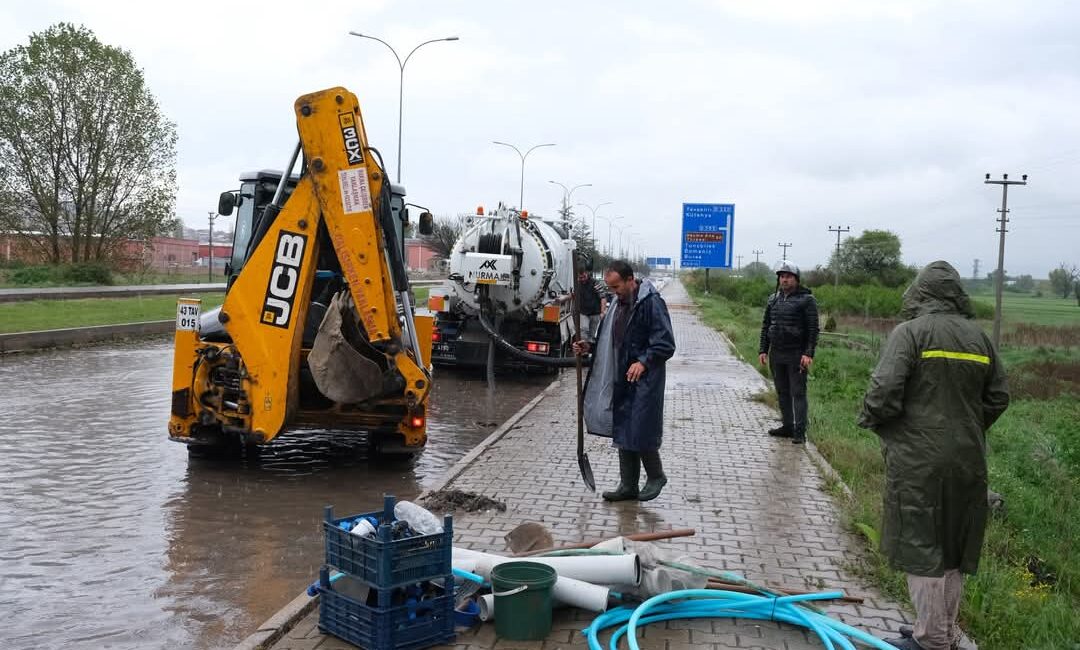 Kütahya'da aniden bastıran sağanak yağış nedeniyle cadde ve sokaklar göle