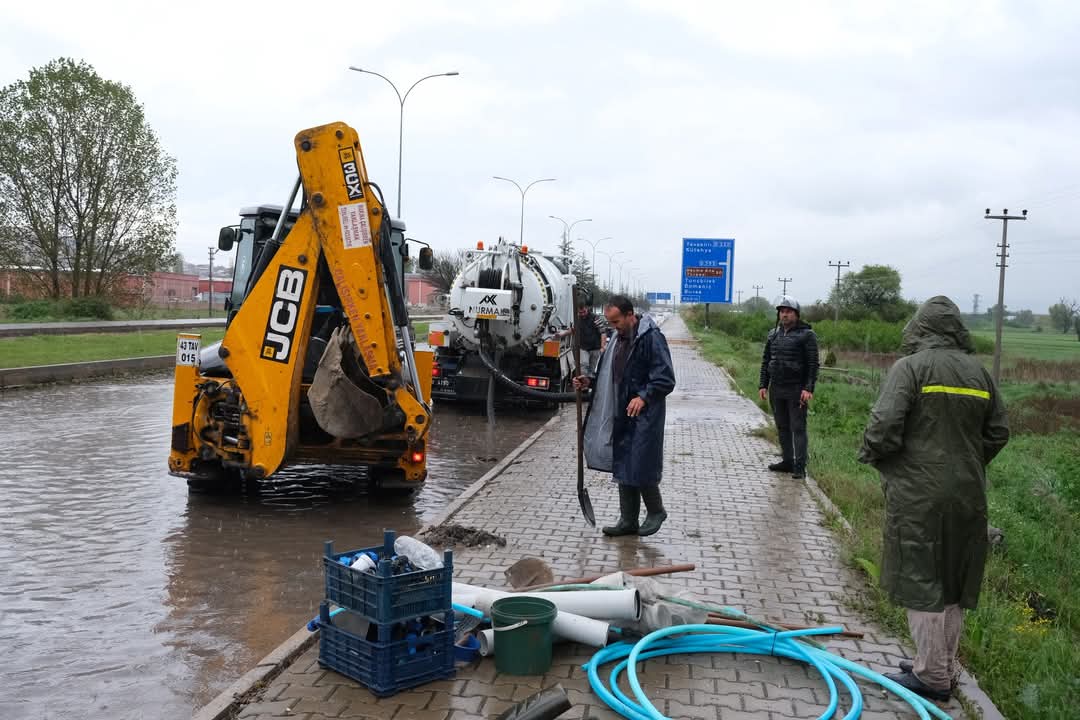 Kütahya'da aniden bastıran sağanak yağış nedeniyle cadde ve sokaklar göle