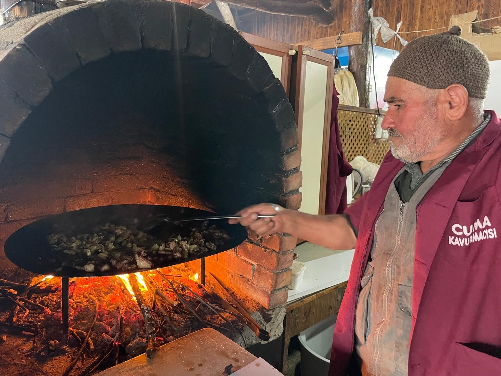 Bursa'nın Büyükorhan ilçesinde 400 yıldır süregelen kavurma ve güveç geleneği,