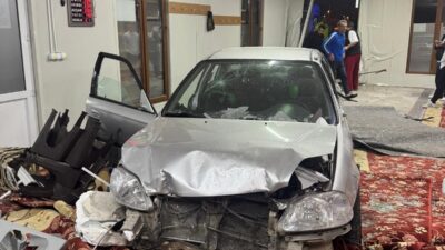 Kocaeli'nin İzmit ilçesinde alkollü olduğu iddia edilen sürücü camiye daldı.