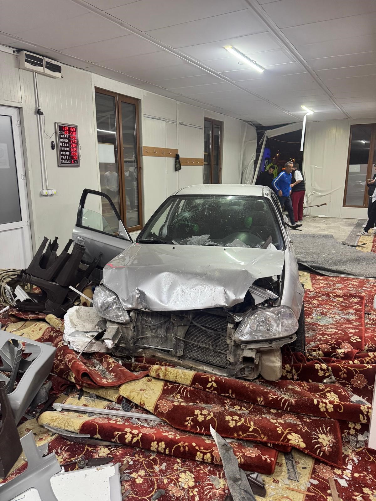 Kocaeli'nin İzmit ilçesinde alkollü olduğu iddia edilen sürücü camiye daldı.