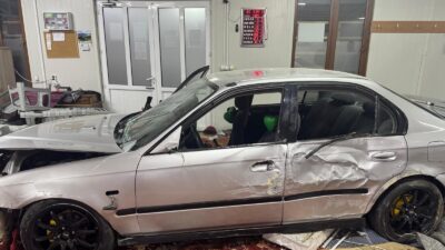 Kocaeli'nin İzmit ilçesinde alkollü olduğu iddia edilen sürücü camiye daldı.