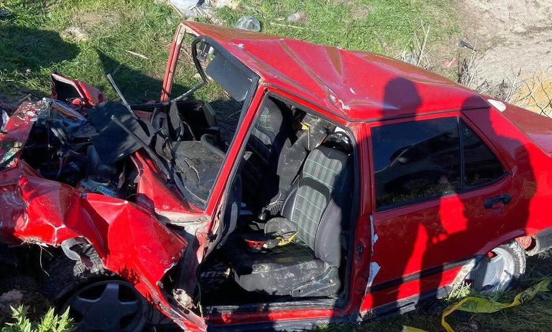 Şarampole devrilen aracın sürücüsü hayatını kaybetti Ankara'da kontrolden çıkarak şarampole devrilen otomobilin sürücüsü hayatını kaybetti.