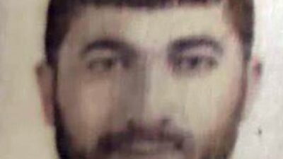 Kahramanmaraş'ta yükünü boşaltırken devrilen kamyonun altında kalan sürücü hayatını kaybetti.