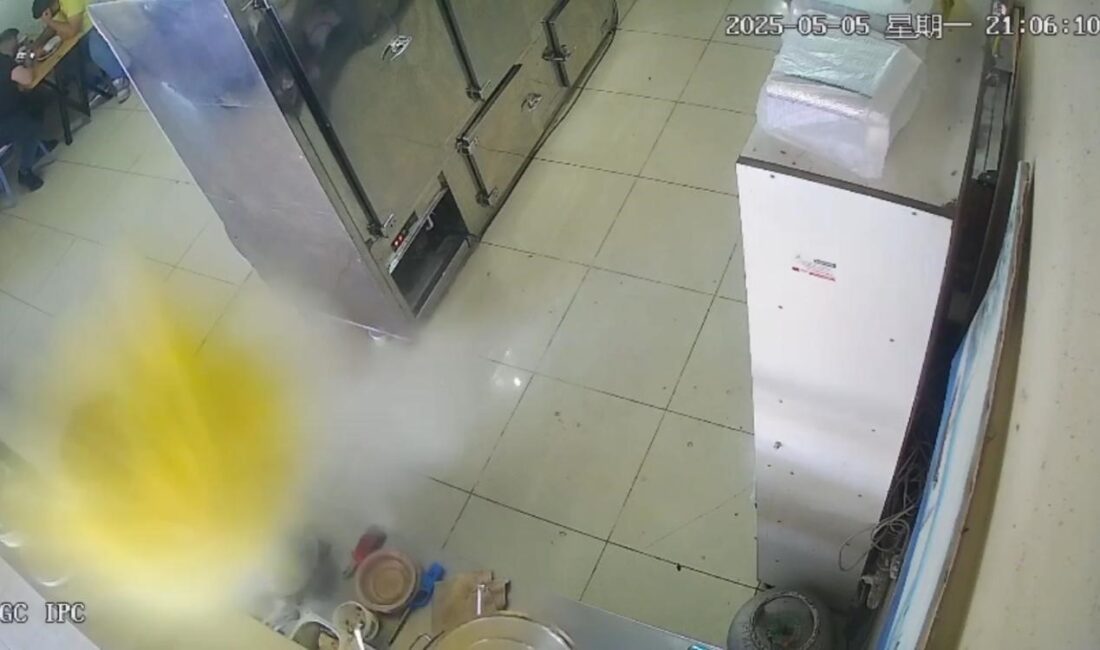 Düdüklü tencere patladı, lokanta çalışanı saniyelerle kurtuldu: O anlar kamerada Mersin'de bir lokantada düdüklü tencere patladı. Saniyeler önce mutfaktan çıkan