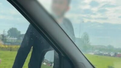  Bursa'da bir otomobil sürücüsü kavşağa hızla girdiği iddia ettiği tır