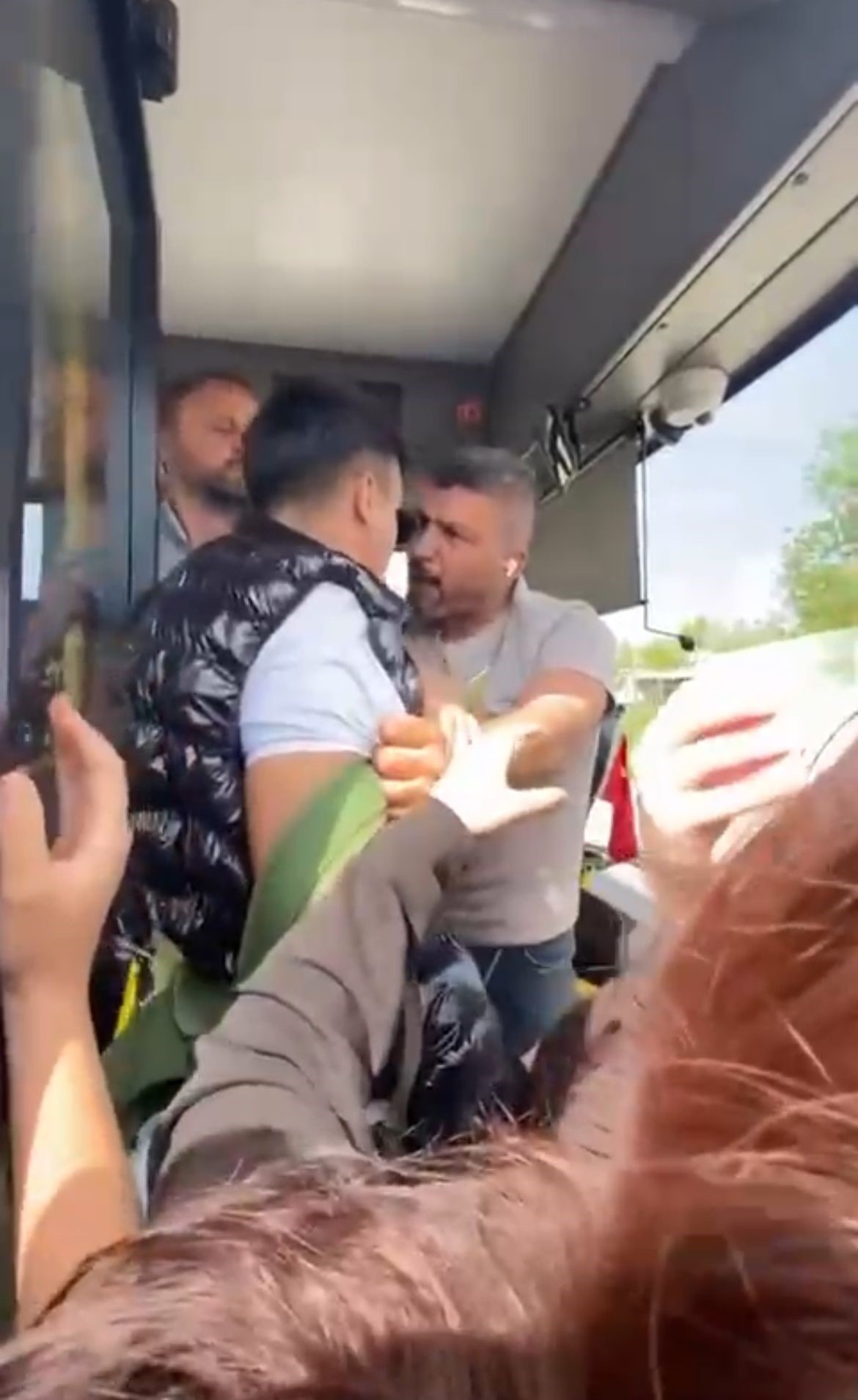 Bursa’nın Osmangazi ilçesinde 97/A numaralı halk otobüsünde yaşanan tartışma, kısa