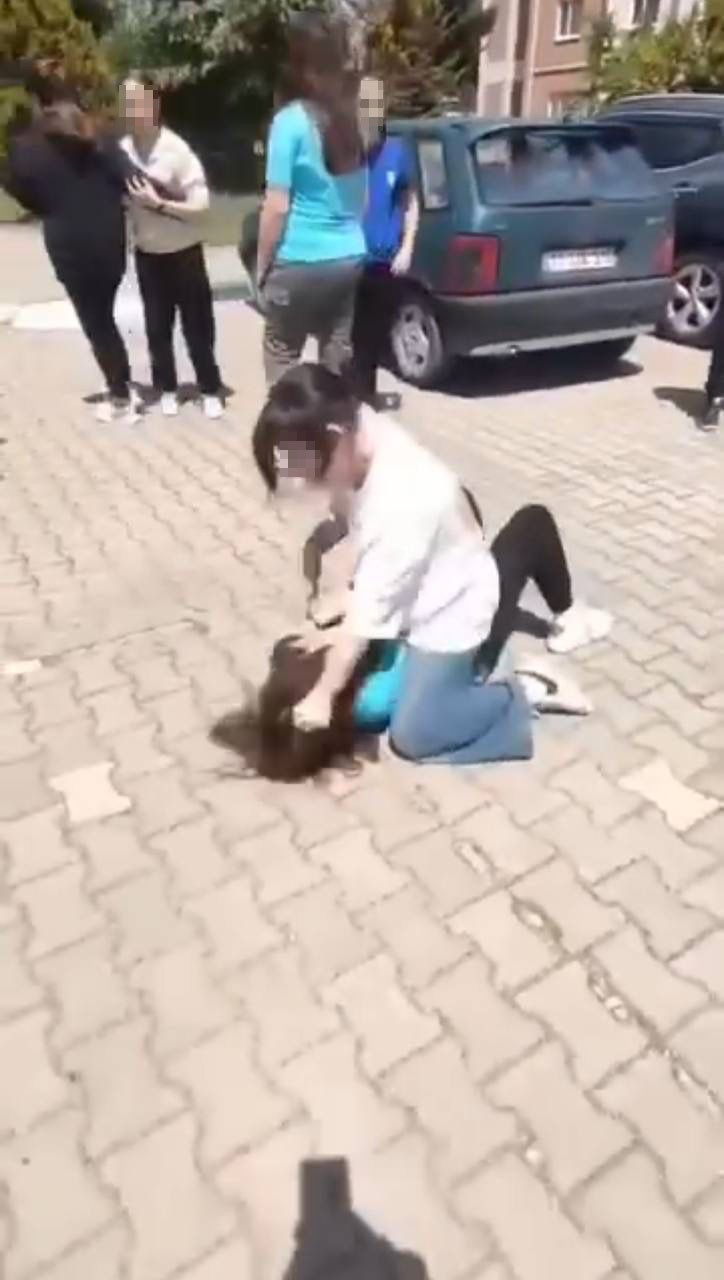 Bursa'nın Yenişehir ilçesinde ortaokul öğrencisi kız, okul arkadaşı olan başka