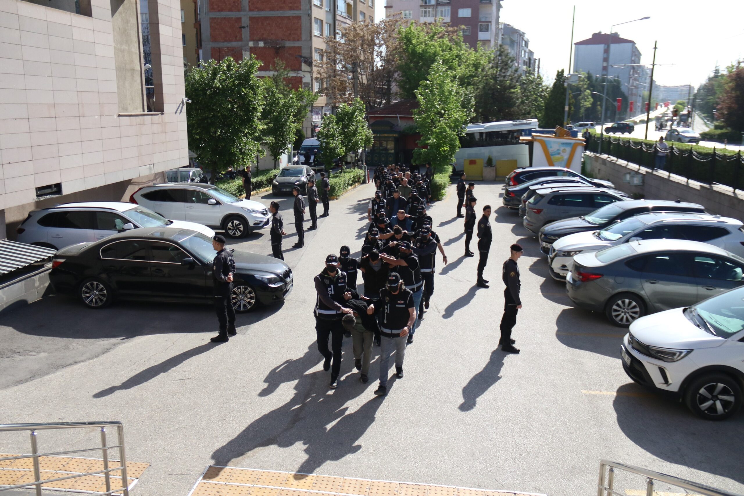 Eskişehir’de polis ekiplerince, FETÖ’yü finanse eden Maydonoz Döner zincirine yapılan