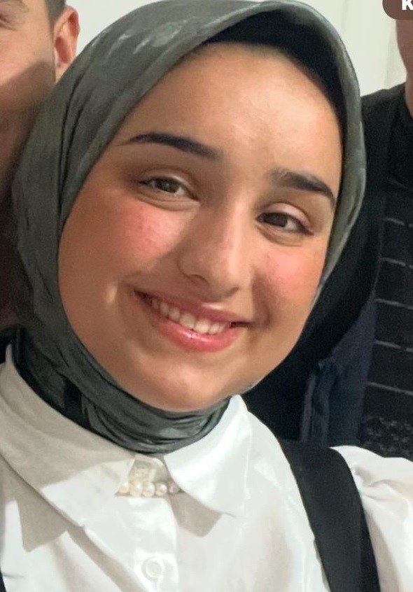 Mersin’in Tarsus ilçesinde henüz bilinmeyen bir sebeple kamyonetten atlayan 16