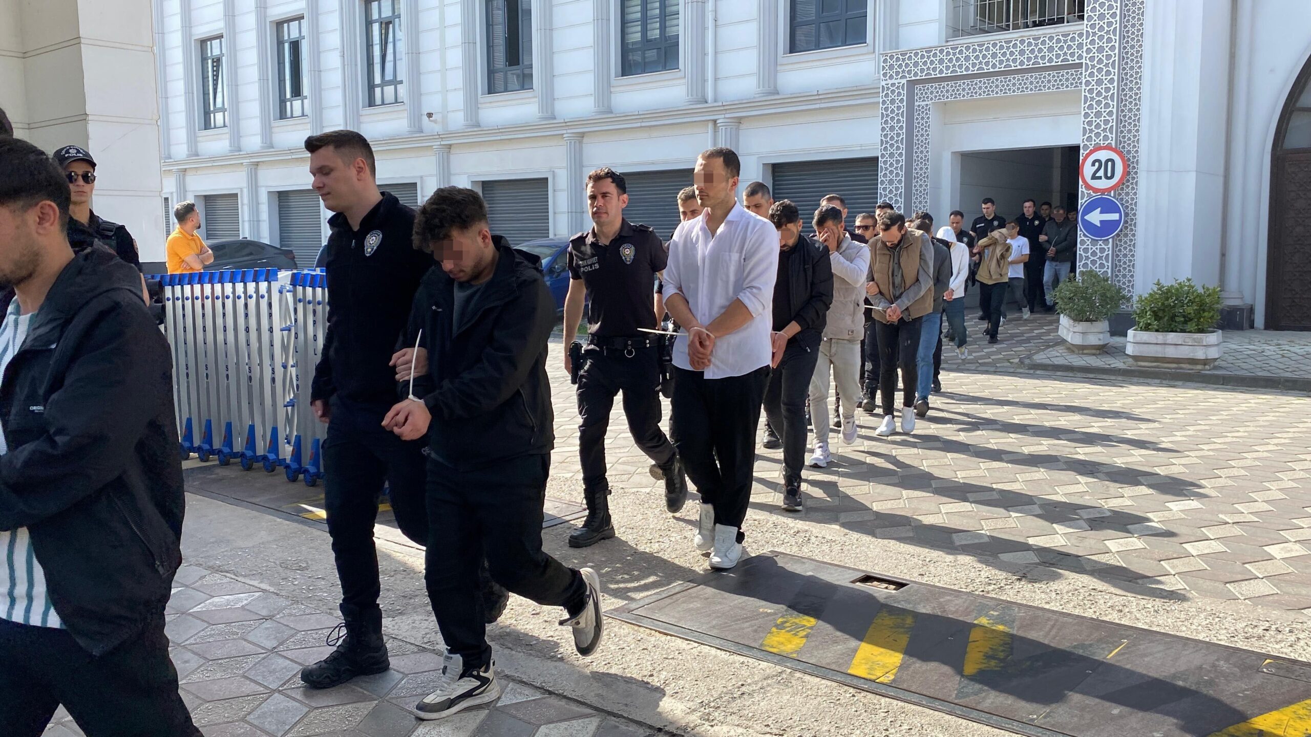 Sahte araç kiralama sitesi üzerinden 122 kişinin dolandırılmasına ilişkin eş
