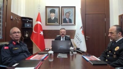 'Nisan Ayı Güvenlik Bilgilendirme Toplantısı'nda çeşitli konularla ilgili bilgi paylaşan