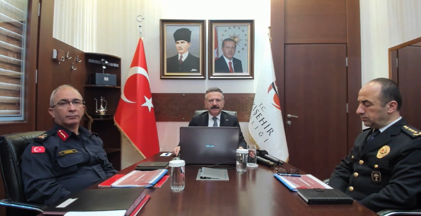'Nisan Ayı Güvenlik Bilgilendirme Toplantısı'nda çeşitli konularla ilgili bilgi paylaşan