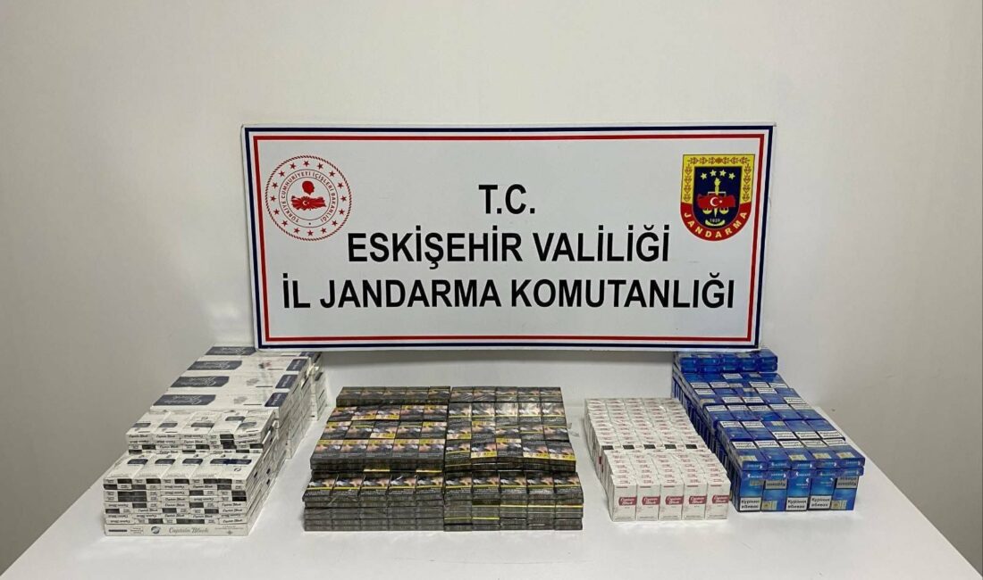 Eskişehir'de jandarma ekipleri, motosiklet üzerinde bin 100 paket bandrolsüz sigara