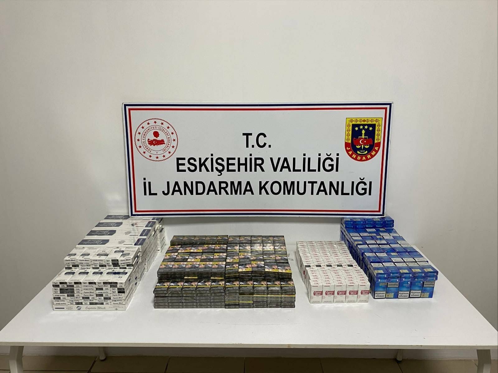 Eskişehir'de jandarma ekipleri, motosiklet üzerinde bin 100 paket bandrolsüz sigara