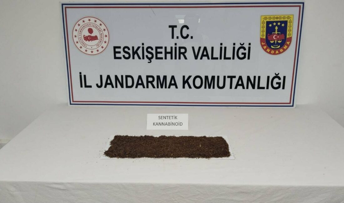 Eskişehir'de jandarma ekiplerince, uyuşturucu ticareti yapacağı belirlenen ve aracında 280