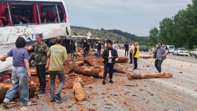 Çanakkale'de Truva Turizm'e ait yolcu otobüsü ile tomruk yüklü kamyon