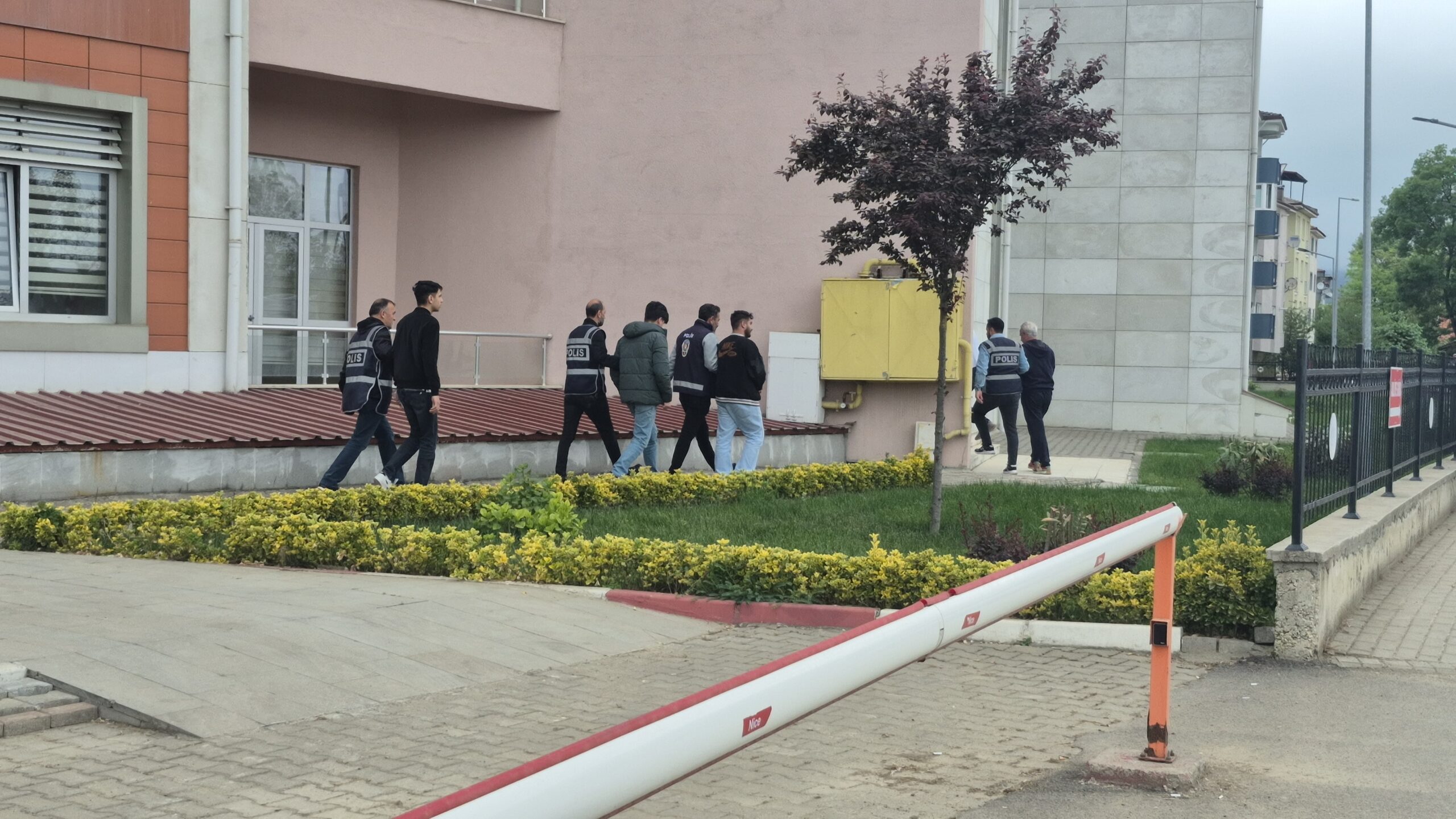 Kendisini polis olarak tanıtan çeteye yönelik İstanbul ve Yalova'da yapılan