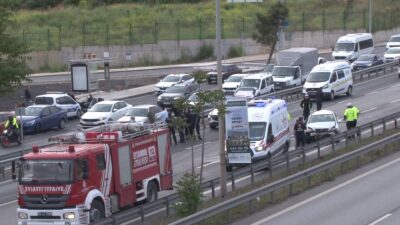  Tuzla'da D100 Karayolu'nda bir otomobilin kontrolden çıkarak savrulmasıyla meydana gelen