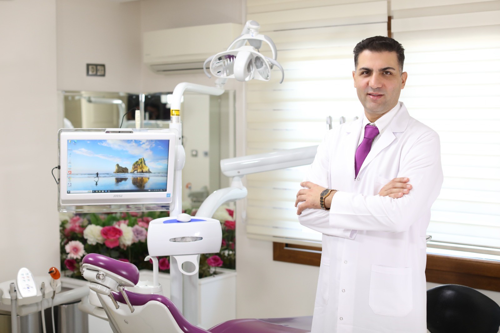 Şiddetli diş eti büyümesi, kanayan diş etleri ve dişlerin sallanması,