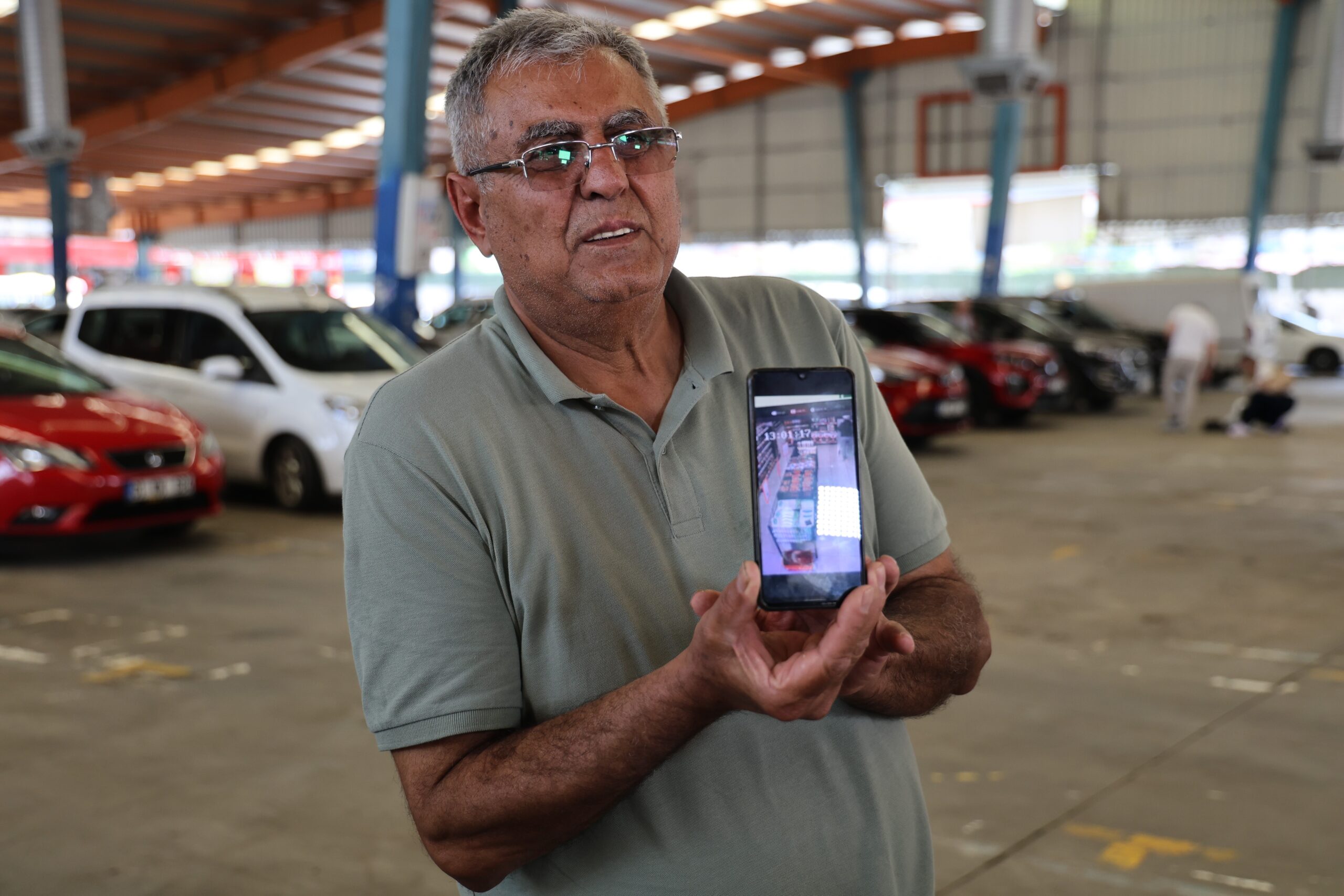 Antalya'da torunuyla birlikte markete alışverişe giden şahsın cüzdanı çalındı. Güvenlik