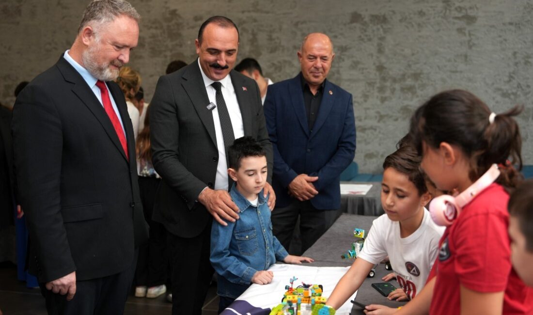 Konyaaltı Belediyesi’nin düzenlediği ‘Bilim-Sanat-Kültür Buluşmaları’nın 2’ncisi, Galatasaray Üniversitesi Rektörü Prof.