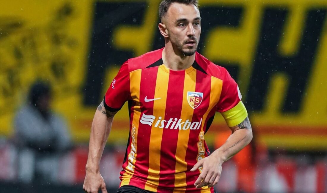 Süper Lig ekiplerinden Kayserispor'un Takım Kaptanı Gökhan Sazdağı, Antalyaspor maçı