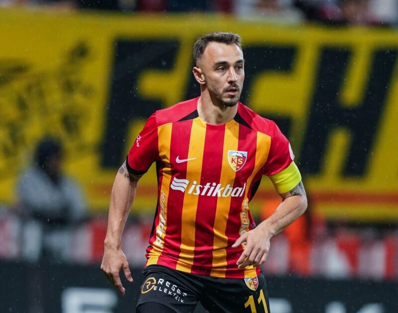 Süper Lig ekiplerinden Kayserispor'un Takım Kaptanı Gökhan Sazdağı, Antalyaspor maçı