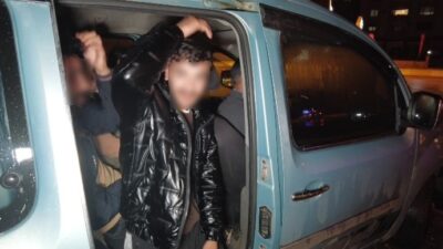 Edirne'de operasyonda yakalanan 18 göçmenden bazıları gazetecileri görünce 'yakışıklı' görünmek