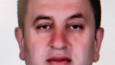 İstanbul Bahçelievler'de bir kişi, sokak ortasında başında beyaz poşetle yüzünü