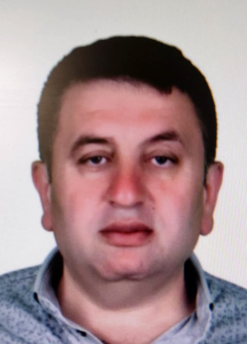 İstanbul Bahçelievler'de bir kişi, sokak ortasında başında beyaz poşetle yüzünü