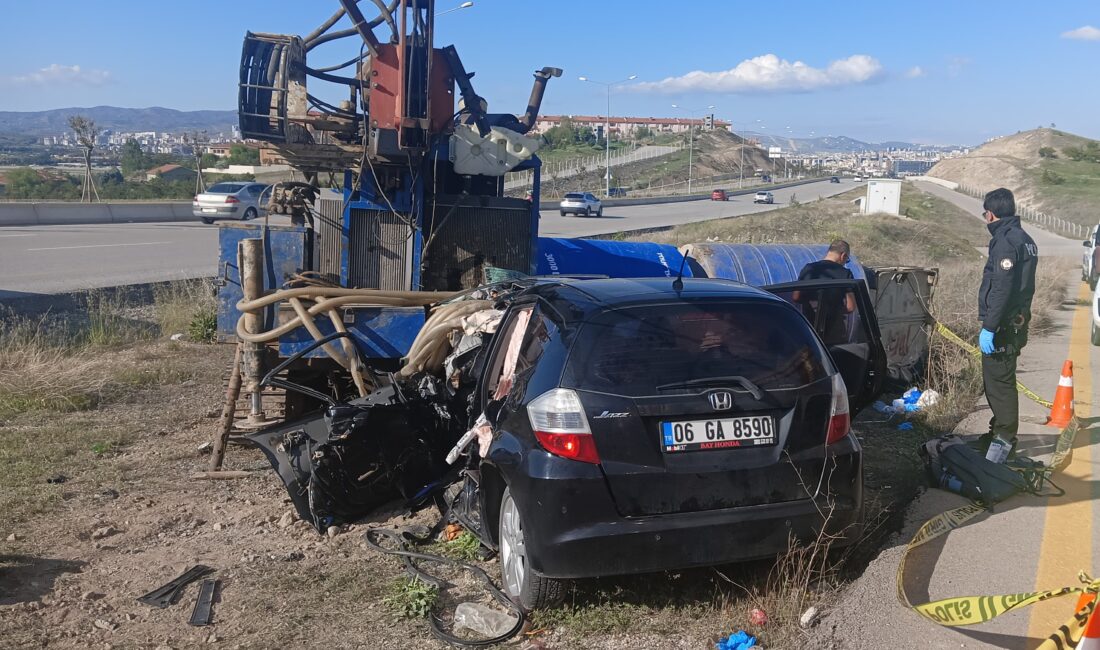 Kontrolden çıkan otomobil sondaj makinesine çarptı: Anne ve oğlu hayatını kaybetti! Ankara'da kontrolden çıkan otomobilin sondaj makinasına çarptığı kazada anne ile