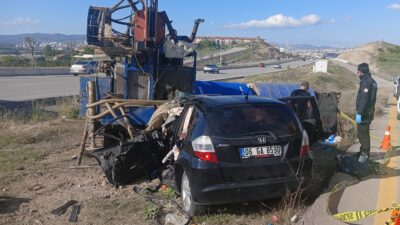 Ankara'da kontrolden çıkan otomobilin sondaj makinasına çarptığı kazada anne ile