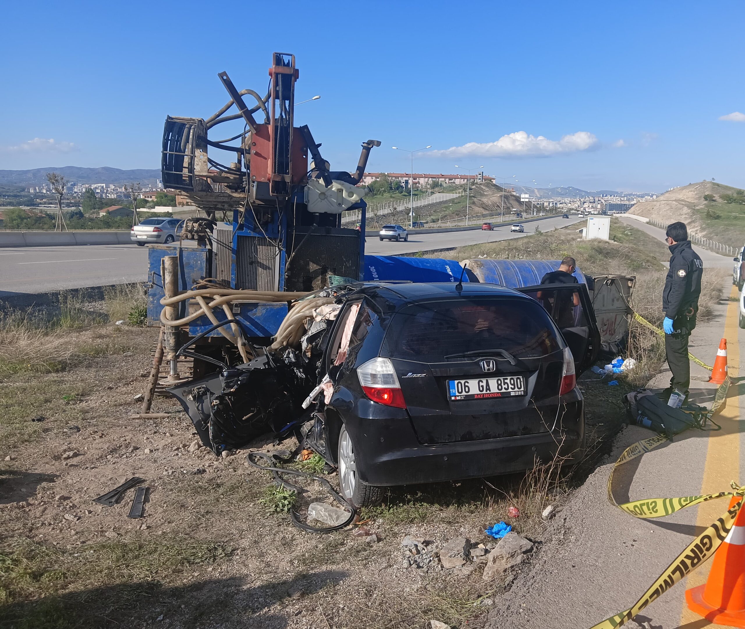 Ankara'da kontrolden çıkan otomobilin sondaj makinasına çarptığı kazada anne ile