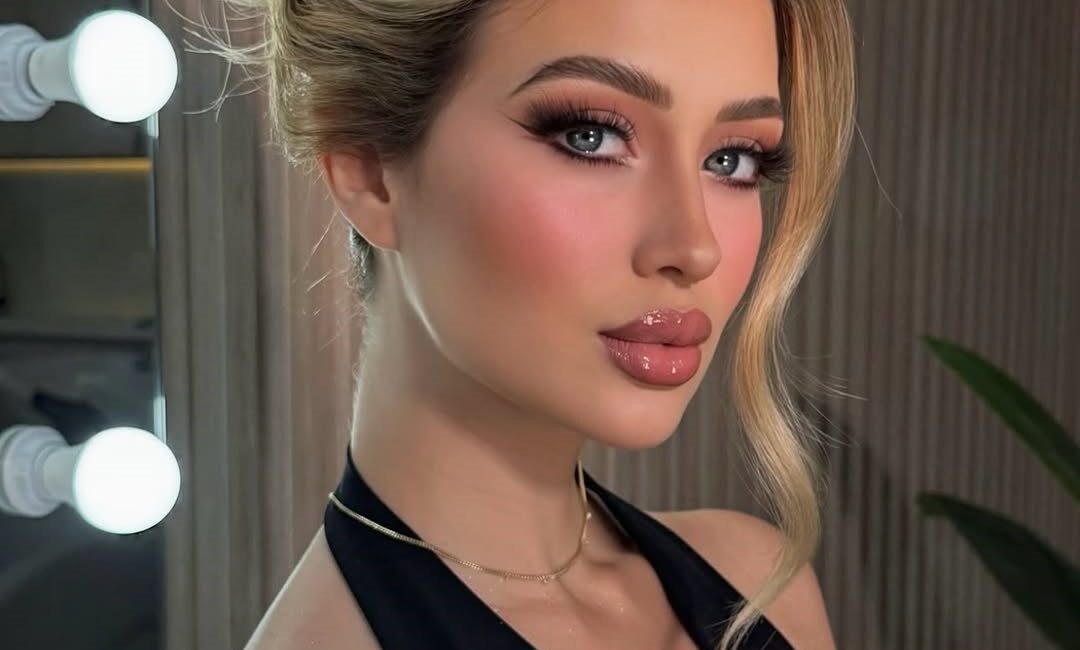 Meksika'da sosyal medya platformu TikTok'ta çektiği makyaj yapma videoları ile