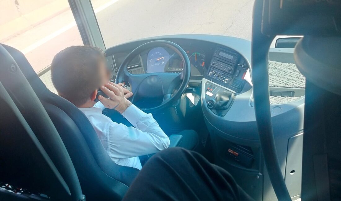Mersin'de sivil trafik denetimi yapan Otoyol Jandarması, seyir halindeyken cep