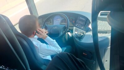 Mersin'de sivil trafik denetimi yapan Otoyol Jandarması, seyir halindeyken cep