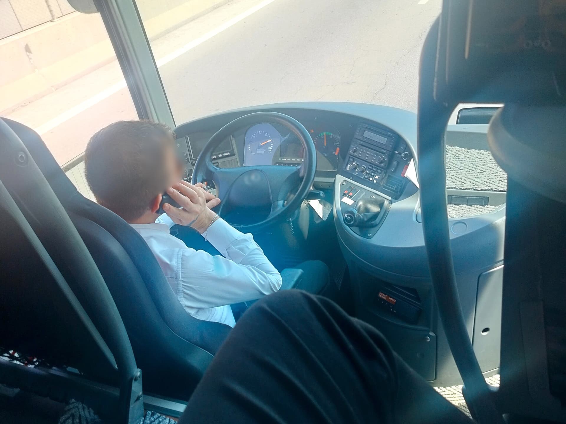 Mersin'de sivil trafik denetimi yapan Otoyol Jandarması, seyir halindeyken cep