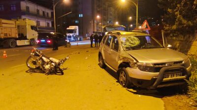 Gümüşhane'de motosikletle otomobilin kafa kafaya çarpıştı kazada motosiklet sürücüsü hayatını