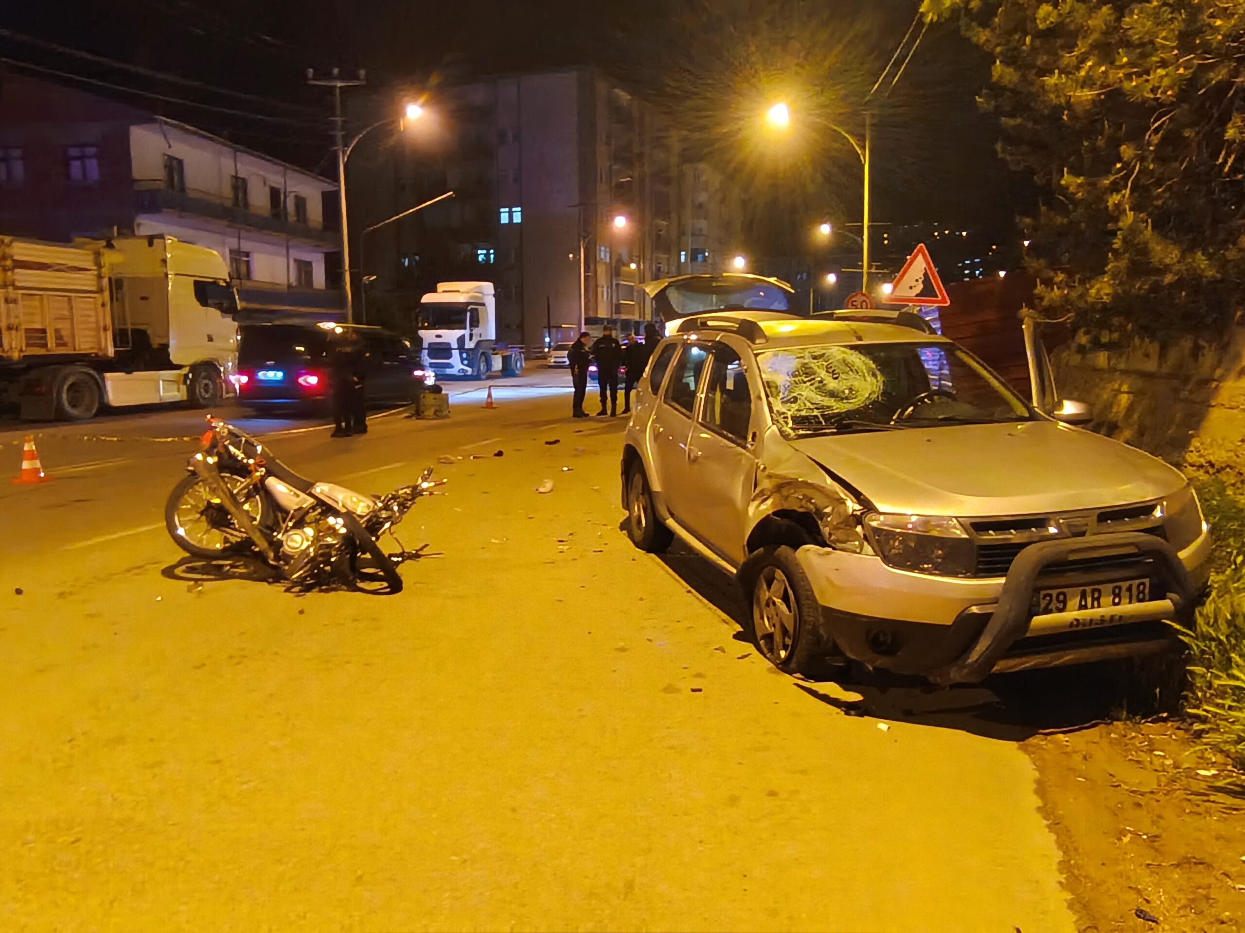 Gümüşhane'de motosikletle otomobilin kafa kafaya çarpıştı kazada motosiklet sürücüsü hayatını