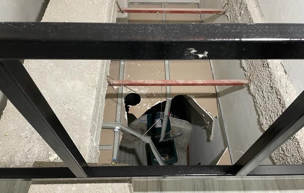 Adana'da elektriklerin kesik olduğu binada asma katta açık bırakılan boşluktan