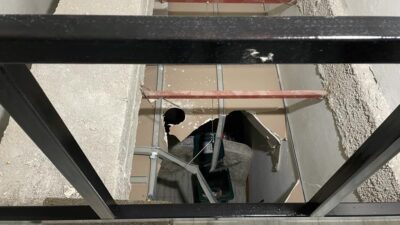 Adana'da elektriklerin kesik olduğu binada asma katta açık bırakılan boşluktan