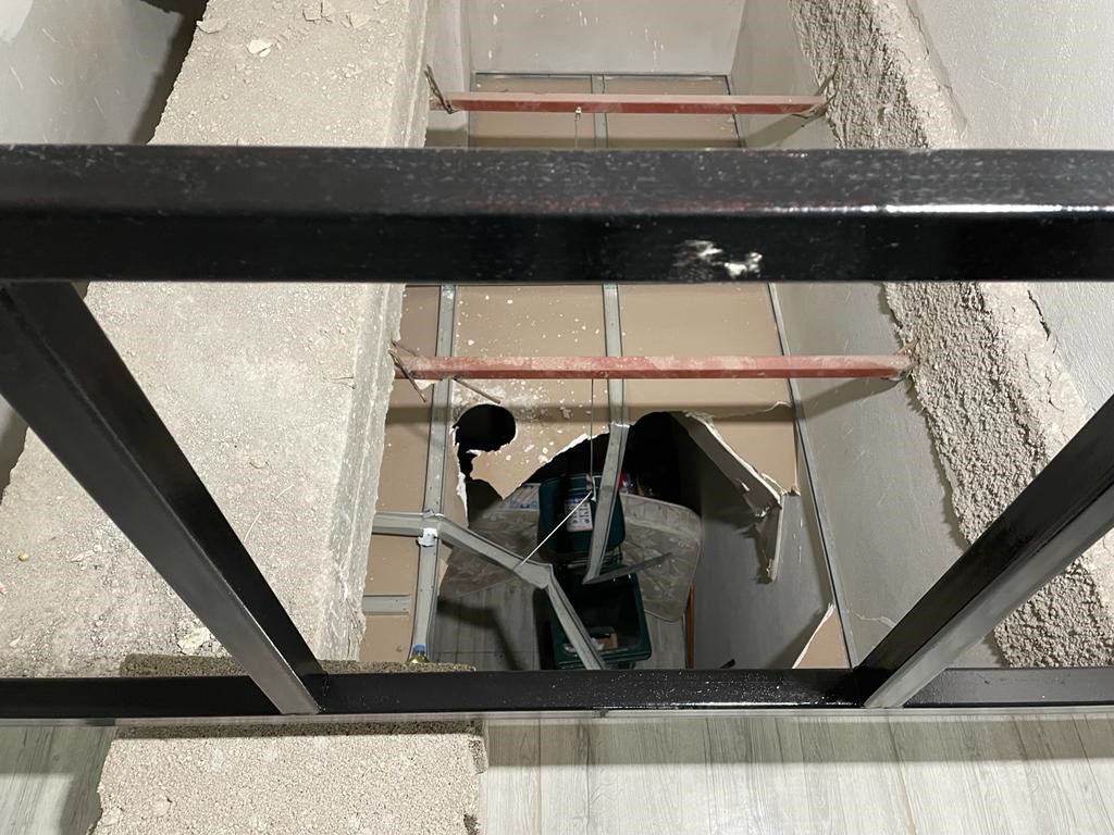 Adana'da elektriklerin kesik olduğu binada asma katta açık bırakılan boşluktan