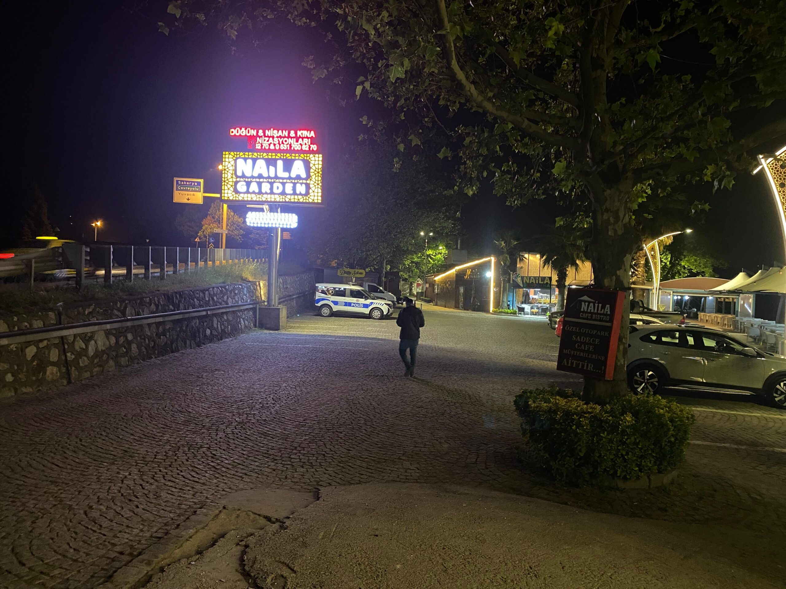 Kocaeli'nin İzmit ilçesinde bulunan bir düğün salonunda tavanda bulunan disko